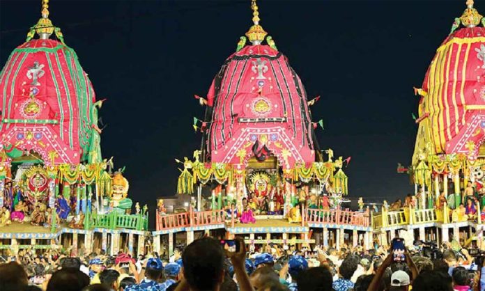 Lakhs of devotees witness 'Suna Besha' of Lord Jagannath in Puri Lakhs of devotees witness 'Suna Besha' of Lord Jagannath in Puri