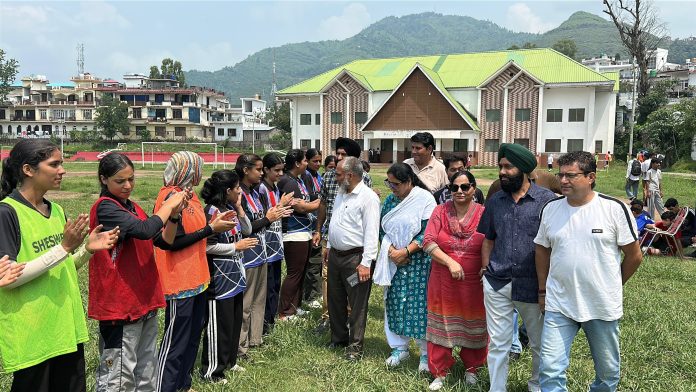 Dignitaries interacting with players.