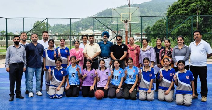Players posing along with dignitaries in Udhampur.