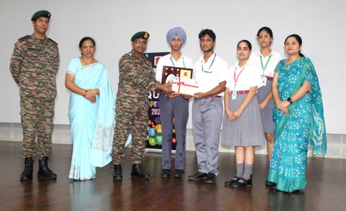Winning team receiving mementoe from chief guest. Winning team receiving mementoe from chief guest.