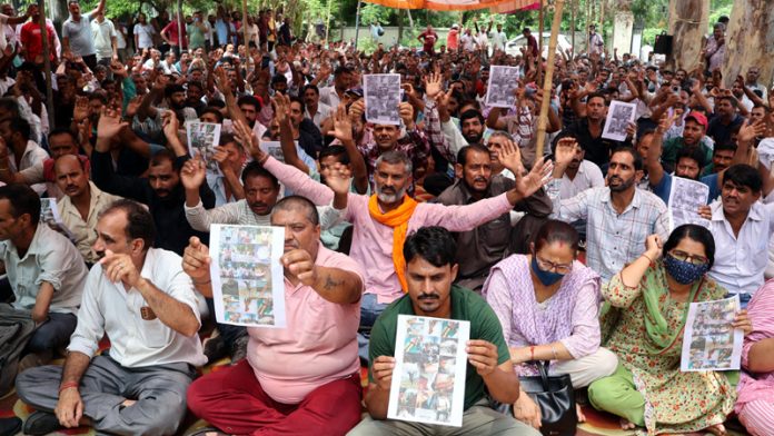 PDD daily rated workers sitting on hunger strike outside JPDCL office at Bahu Plaza in Jammu. -Excelsior/Rakesh
