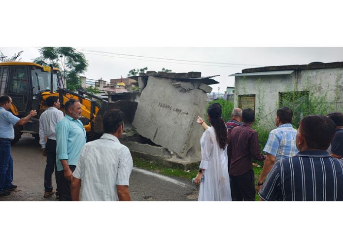 Officials of JDA conducting anti-encroachment drive in Sidhra on Monday.