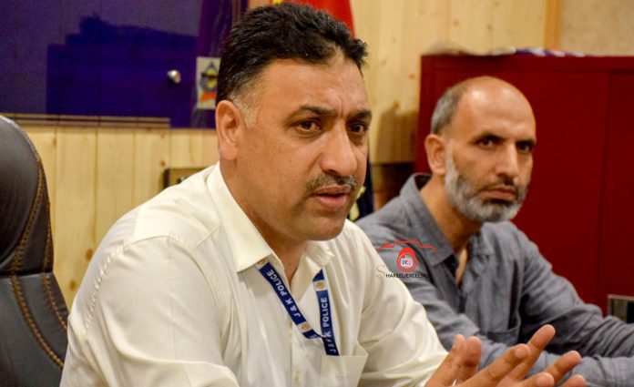 EOW Carries Out Searches In Srinagar, Budgam In Case Against Revenue Officials, Others EOW Carries Out Searches In Srinagar, Budgam In Case Against Revenue Officials, Others