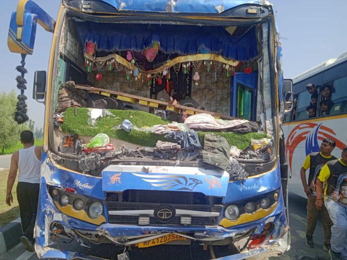 10 Amarnath Yatris Injured After 3 Buses Collide In J&K’s Kulgam 10 Amarnath Yatris Injured After 3 Buses Collide In J&K’s Kulgam