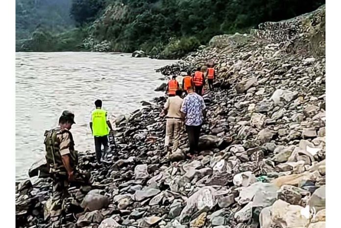 Police, SDRF and others during a search operation to trace the missing AEE in Ramban on Saturday. -Excelsior/Parvez Police, SDRF and others during a search operation to trace the missing AEE in Ramban on Saturday. -Excelsior/Parvez