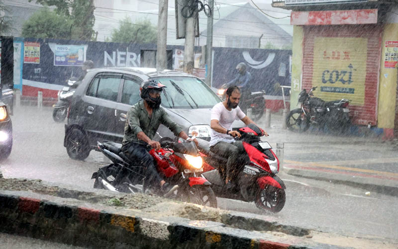 Heavy rains lash Srinagar on Monday, bringing much-needed relief after weeks of record-breaking heat.—Excelsior/Shakeel