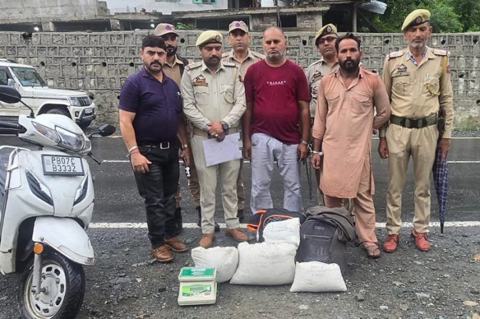 Drug peddlers in custody of police. —Excelsior/Parvez Mir Drug peddlers in custody of police. —Excelsior/Parvez Mir