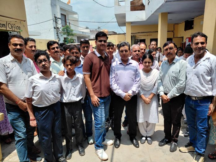 Students of Government Higher Secondary School (Camp) Bohri posing with RRC (Migrants) Dr Arvind Karwani. Students of Government Higher Secondary School (Camp) Bohri posing with RRC (Migrants) Dr Arvind Karwani.