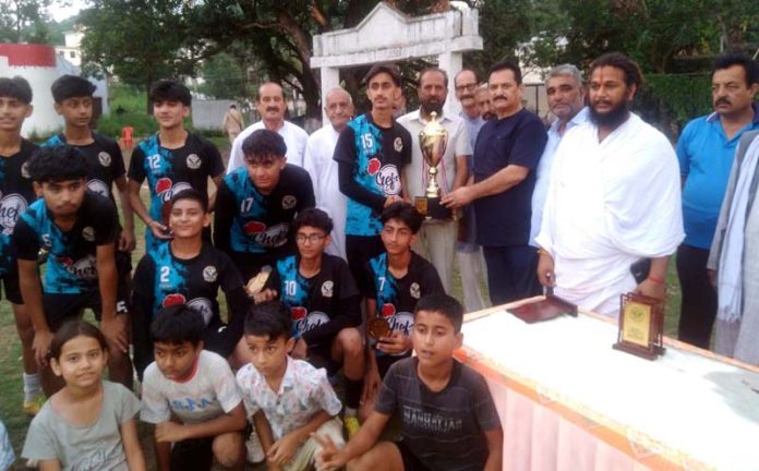 Dignitaries presenting trophy to winning team. Dignitaries presenting trophy to winning team.