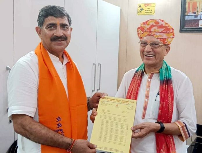 Pawan Kumar Shastri, president Jammu Yatri Bhawan Trust handing over a memorandum to MP Jugal Kishore Sharma at Jammu on Tuesday. Pawan Kumar Shastri, president Jammu Yatri Bhawan Trust handing over a memorandum to MP Jugal Kishore Sharma at Jammu on Tuesday.