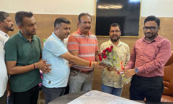 Members of JKEEU delegation presenting a bouquet to MD JKPDCL, Shrikant Balasaheb Suse.
