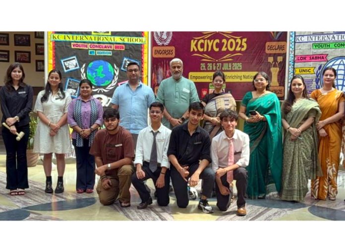 Dignitaries posing along with participants. Dignitaries posing along with participants.