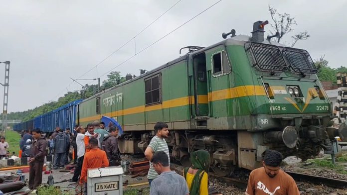 A boggy of goods train that was on way from Jammu to Delhi derailed at Lakhanpur on Thursday. -Excelsior/Pardeep Sharma A boggy of goods train that was on way from Jammu to Delhi derailed at Lakhanpur on Thursday. -Excelsior/Pardeep Sharma