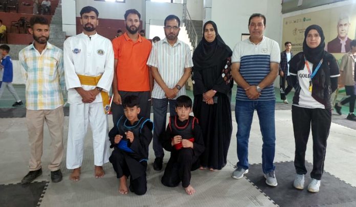 Players posing alongwith dignitaries.