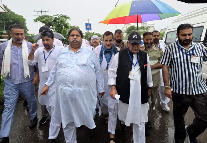 Cong leaders and other functionaries led by PCC chief T.H. Karra leaving for Delhi from Jammu on Monday. — Excelsior/Rakesh
