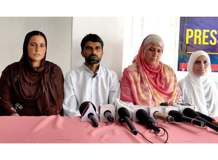 Mid-Day Meal cooks from various districts of Kashmir during a press conference in Srinagar on Monday. —Excelsior/Shakeel Mid-Day Meal cooks from various districts of Kashmir during a press conference in Srinagar on Monday. —Excelsior/Shakeel