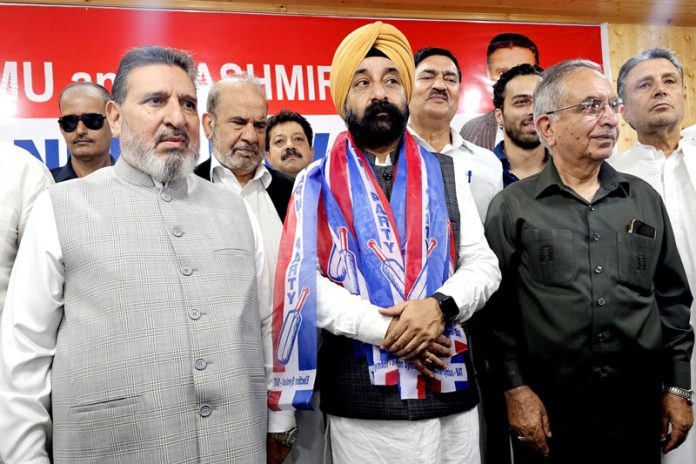 Apni Party president Altaf Bukhari welcoming DDC member & former AIP leader Dr Harbaksh Singh into the party fold. —Excelsior/Shakeel Apni Party president Altaf Bukhari welcoming DDC member & former AIP leader Dr Harbaksh Singh into the party fold. —Excelsior/Shakeel