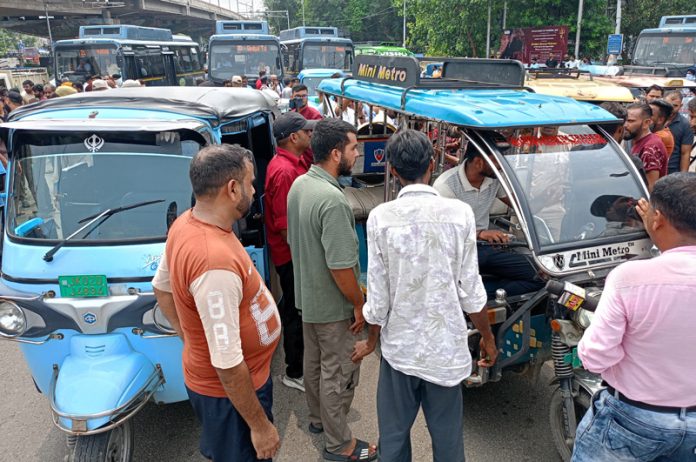 E-rickshaw and e-auto operators during a protest at Bikram Chowk, Jammu. —Excelsior/Rakesh E-rickshaw and e-auto operators during a protest at Bikram Chowk, Jammu. —Excelsior/Rakesh