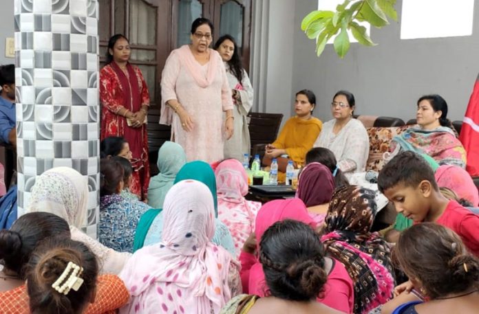 NC leader, Bimla Luthra addressing a meeting in Vijaypur on Monday.