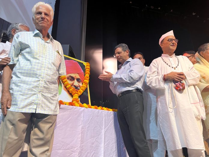 Arvind Karwani, Relief and Rehabilitation Commissioner (Migrants) paying tribute to Pt Amarnath Vaishnavi. Arvind Karwani, Relief and Rehabilitation Commissioner (Migrants) paying tribute to Pt Amarnath Vaishnavi.
