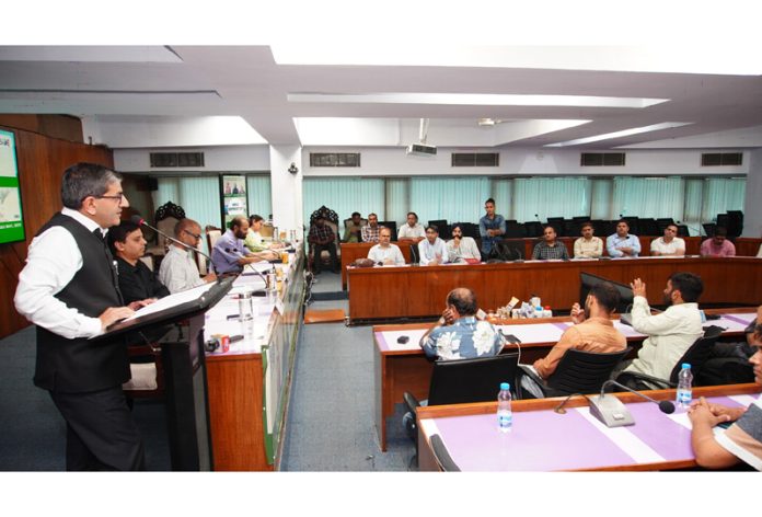 Dr. Zabeer Ahmed, Director, CSIR-IIIM, addressing scientists and students on national significance of BioE3 Policy.