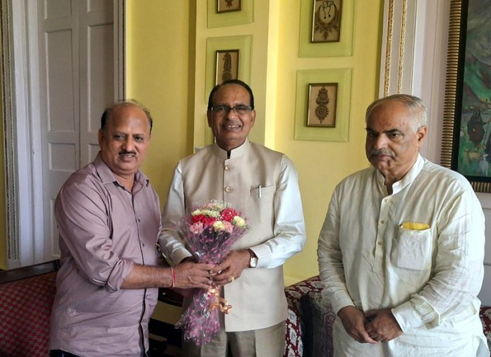 MLA Ramgarh Dr DK Manyal presenting a bouquet to Union Minister Shivraj Singh Chouhan in Srinagar.