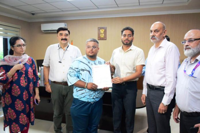 DC Jammu distritubuting sanction letters under Mission YUVA.