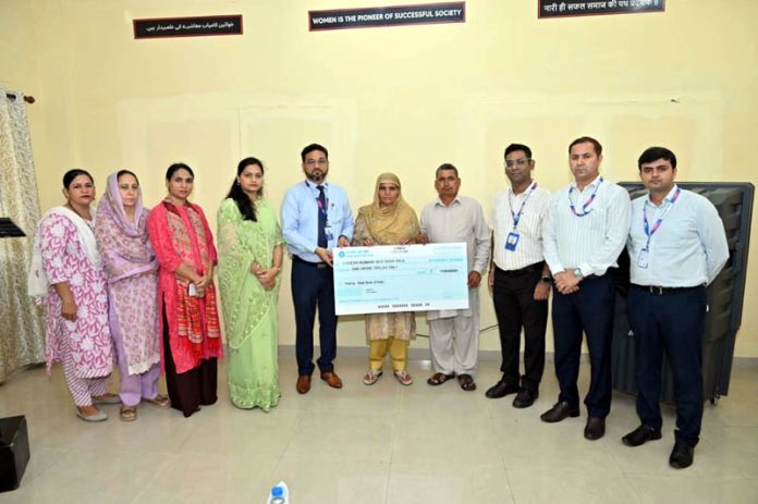 Ajay Singh Kamdi, RM, SBI handing over a cheque to the family of martyr Rifleman Sunil Kumar on Monday. Ajay Singh Kamdi, RM, SBI handing over a cheque to the family of martyr Rifleman Sunil Kumar on Monday.