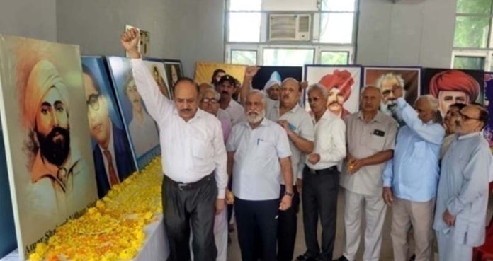 Guru Ravi Dass Sabha members pay tribute to Shaheed Udham Singh.