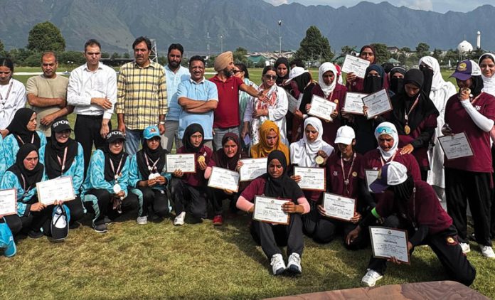 Winning team posing along with certificates alongside dignitaries. Winning team posing along with certificates alongside dignitaries.