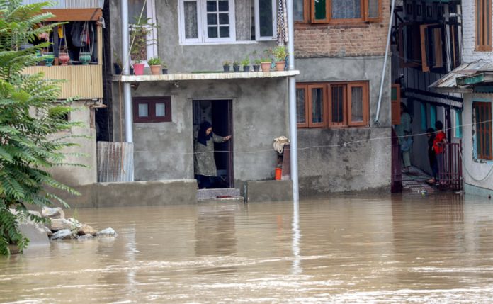 Jhelum water enters people’s houses in Srinagar. -Excelsior/Shakeel