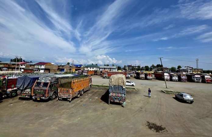 Deserted view of Fruit Mandi Sopore in north Kashmir’s Baramulla district on Saturday. -Excelsior/Aabid Nabi