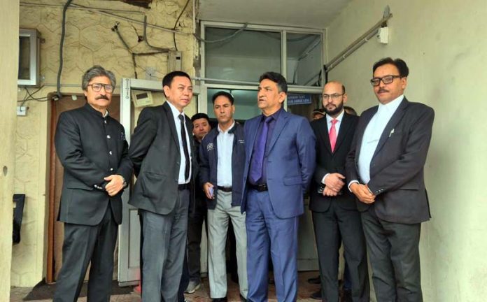 Justice MY Wani being received at District Court Complex in Leh by Judge Manoj Parihar and other dignitaries.