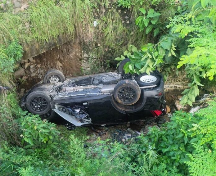A car that skidded near Kainta Morh in Kathua district on Sunday. -Excelsior/Pardeep