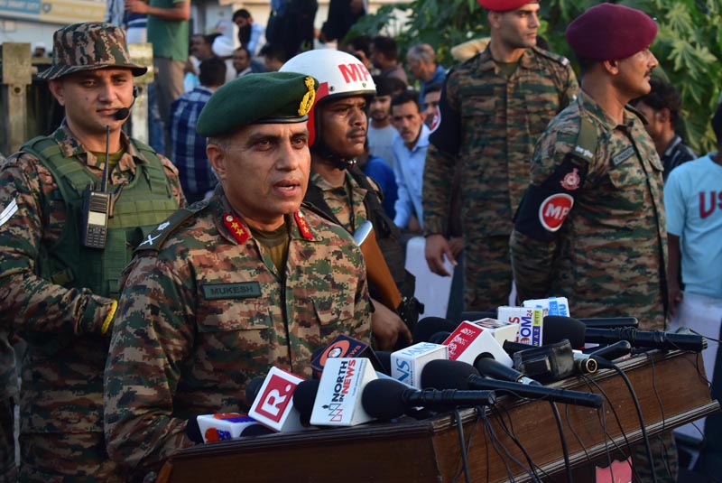 Maj Gen Mukesh Bhanwala, GOC Tiger Division briefing media persons near 4th Tawi bridge in Jammu.— Excelsior/Rakesh