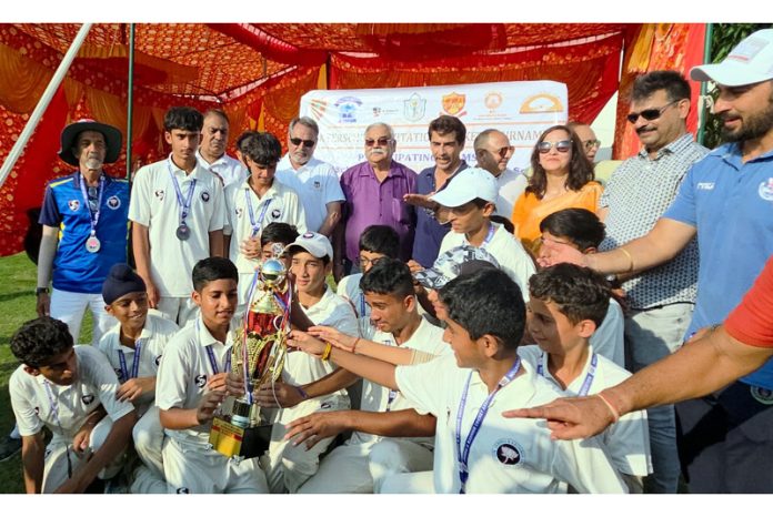 Dignitaries posing along with winning team.