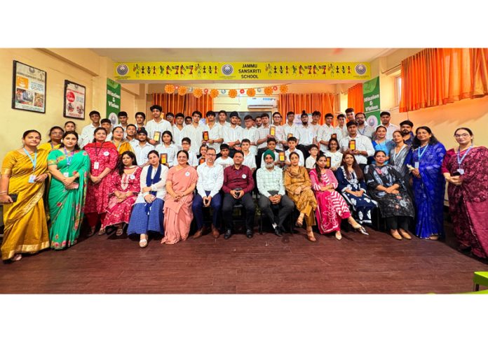 Dignitaries posing along with students.