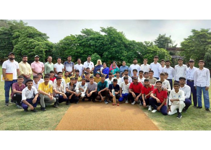 Dignitaries posing for a group photograph.