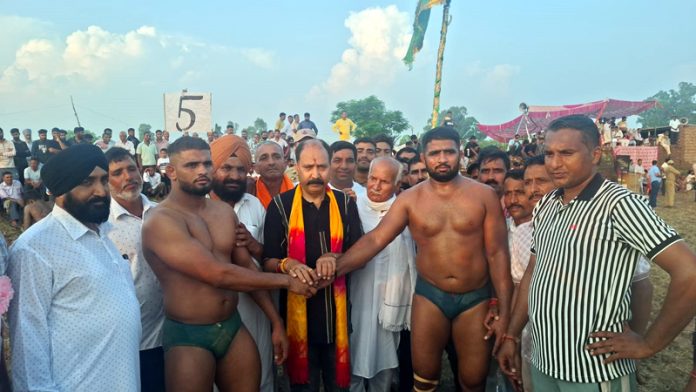 Dignitaries posing along with wrestlers. Dignitaries posing along with wrestlers.