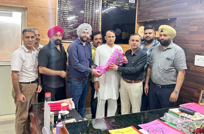 Delegation of J&K Agriculture Technocrat Employees Association meeting Director Agriculture Anil Gupta.