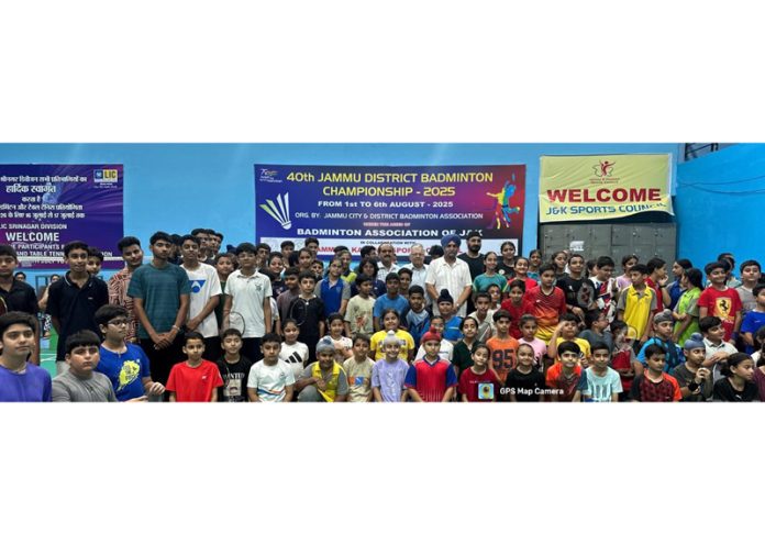 Badminton players posing for group photograph along with dignitaries.