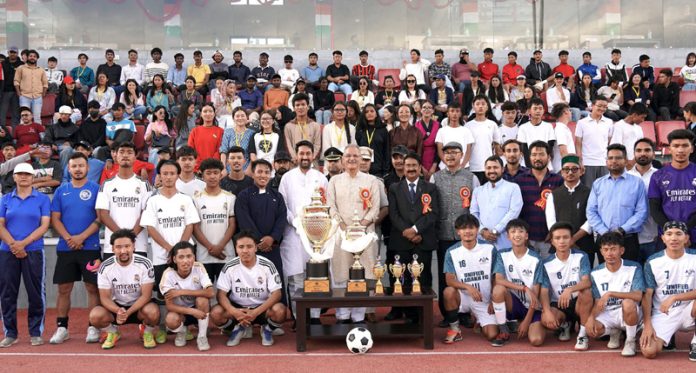 LG Ladakh Kavinder Gupta posing for a group photograph along with players and dignitaries.