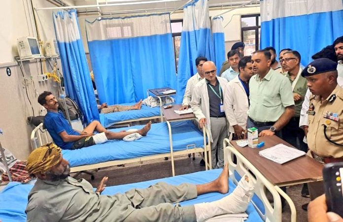 Div Com and IGP Jammu meeting cloudburst victims at Government Medical College, Kathua on Wednesday. Div Com and IGP Jammu meeting cloudburst victims at Government Medical College, Kathua on Wednesday.