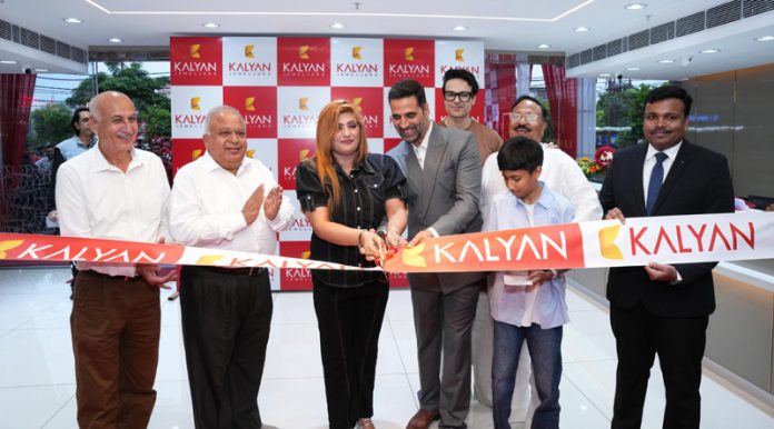 Bollywood actor Akshay Kumar inaugurating Kalyan Jeweller’s new showroom near Dogra Chowk, Jammu.