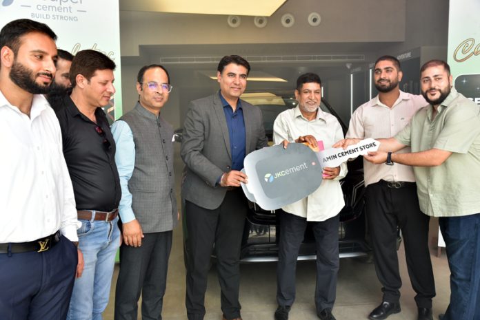 A replica of the key of XUV700 being handed over to winner of lucky draw.