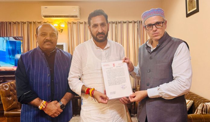 MLA Rameshwar Singh submitting memorandum to Chief Minister Omar Abdullah. MLA Rameshwar Singh submitting memorandum to Chief Minister Omar Abdullah.