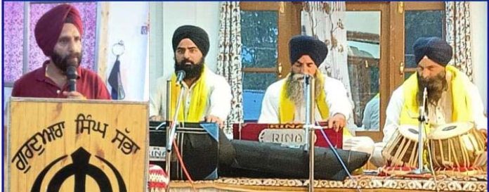 Ragis chanting ‘Gurvani’ to observe Martyrdom Day of Guru Teg Bahadur at Pahalgam.