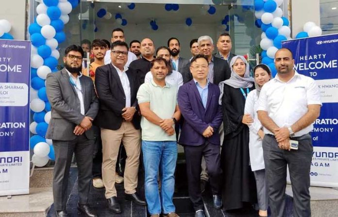 Officials of HK Hyundai inaugurating a new outlet of Hyundai Motor India Limited (HMIL) in Budgam.