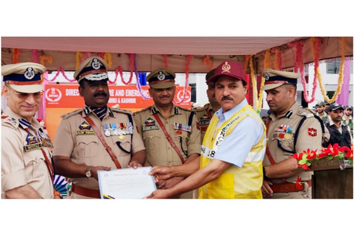 CD Wardens/Volunteer receiving Commendation Certificates from their Commandant General, Alok Kumar during Independence Day function in Srinagar.