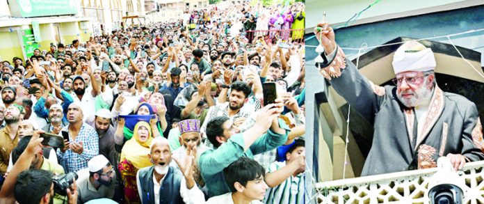 A head priest displays the Holy Relic of Prophet Muhammad on the following Friday of Eid-ul-Milad-un-Nabi, the birthday of Prophet Muhammad, at the Hazratbal Shrine in Srinagar. -Excelsior/Shakeel A head priest displays the Holy Relic of Prophet Muhammad on the following Friday of Eid-ul-Milad-un-Nabi, the birthday of Prophet Muhammad, at the Hazratbal Shrine in Srinagar. -Excelsior/Shakeel